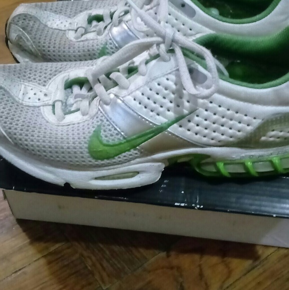 Nike Shoes - Ladies Nike Sneakers gently worn